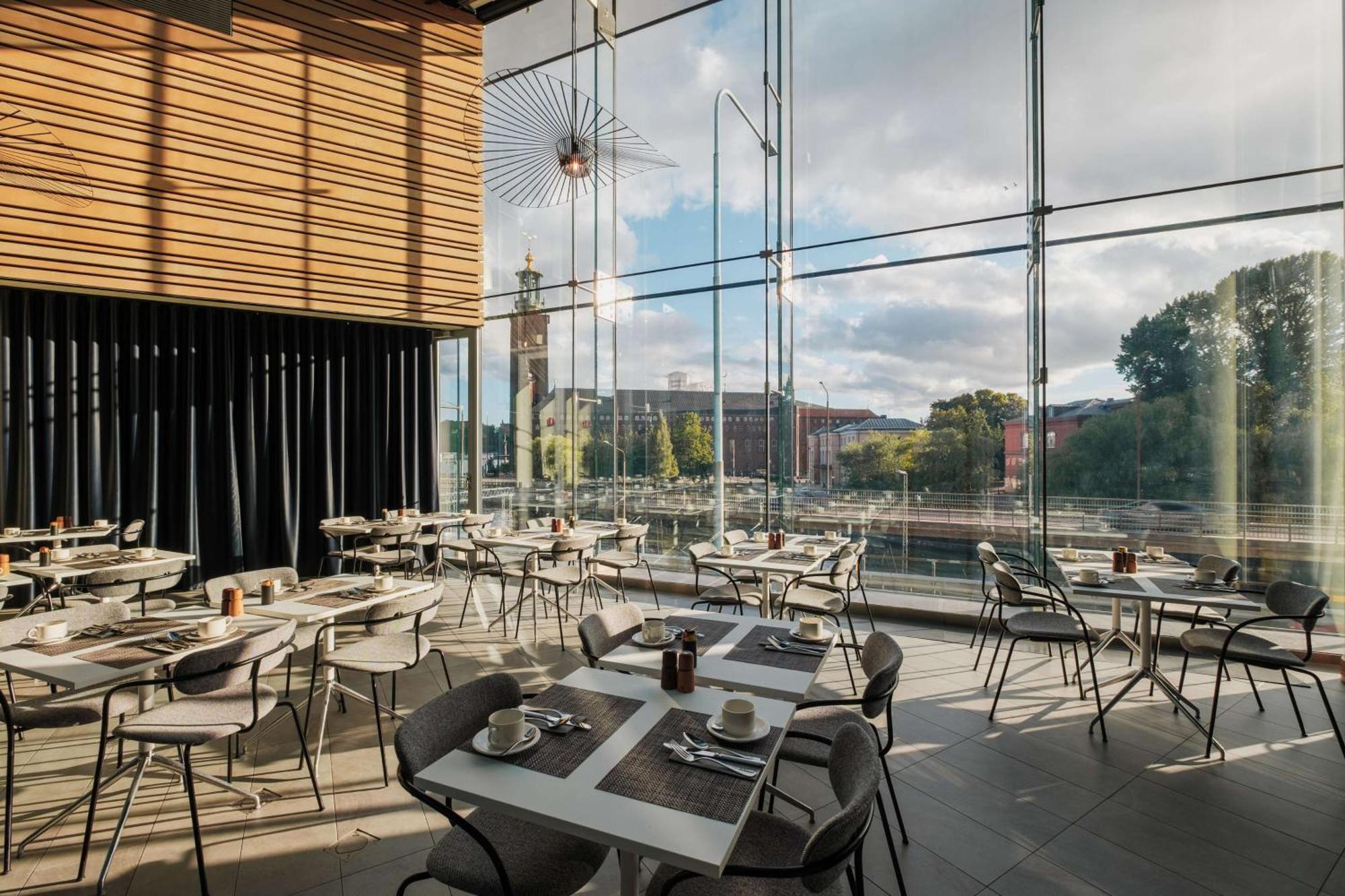 Radisson Blu Waterfront Hotel,
